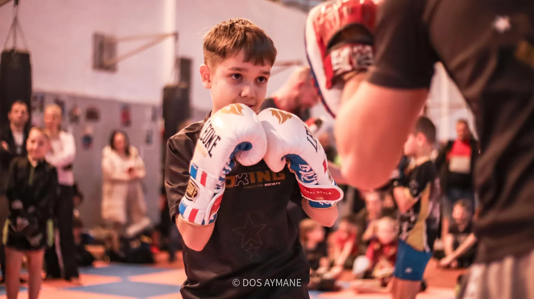 Copil la antrenament de kickboxing