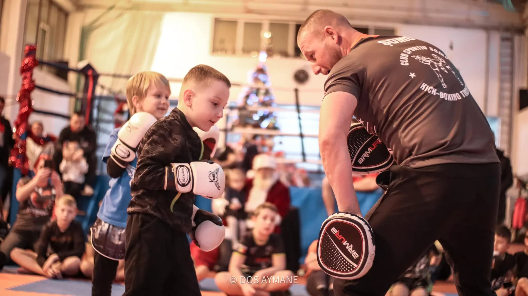 Copil cu mănuși de kickboxing